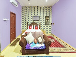 Presidential Suite | Desk, laptop workspace, free WiFi, bed sheets - OYO 90740 Paddington Lodge (Kota Bharu)