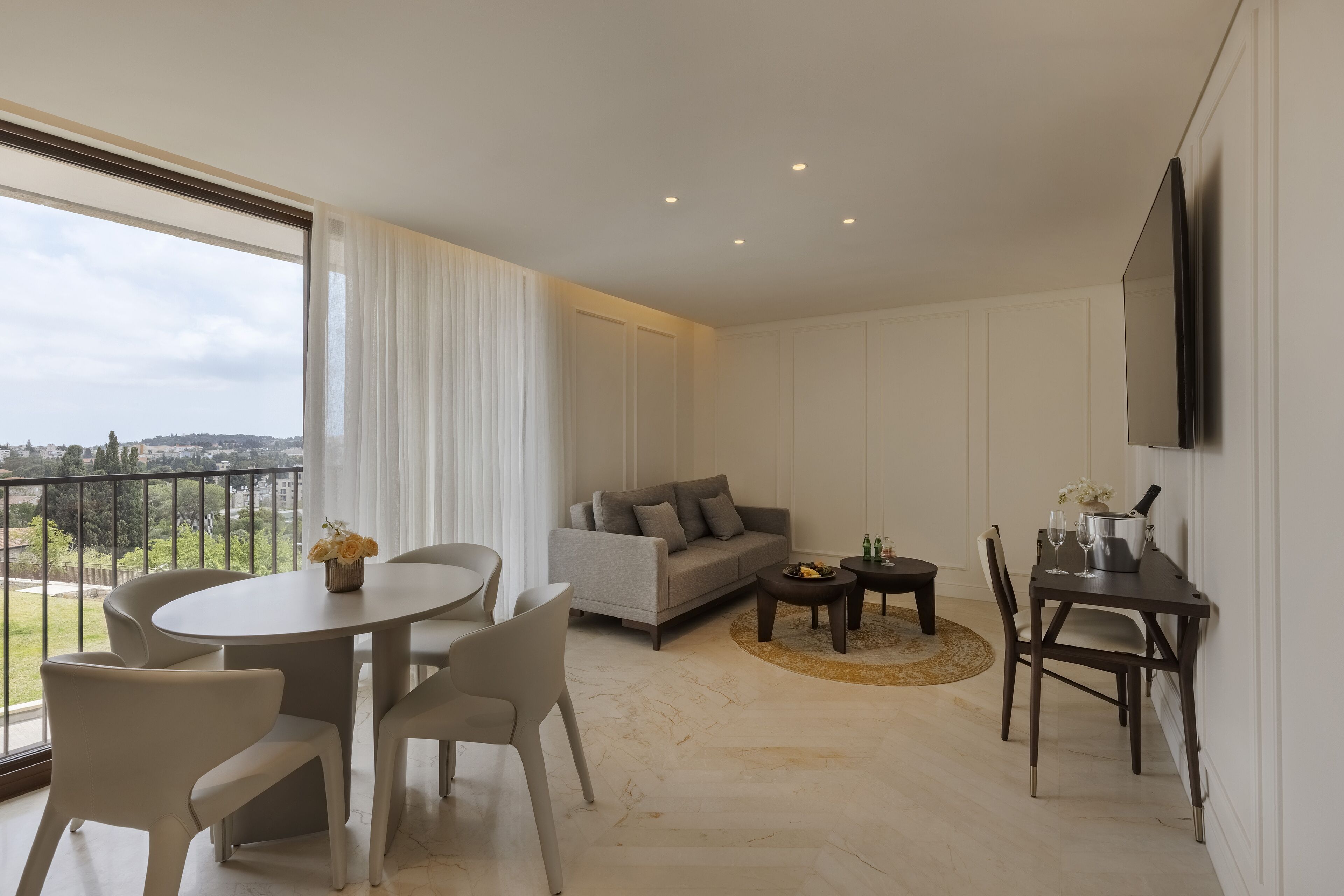 Luxe beddengoed, donsdekens, een minibar, een kluis op de kamer