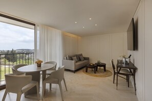 Ropa de cama de alta calidad, cubrecamas y minibar 