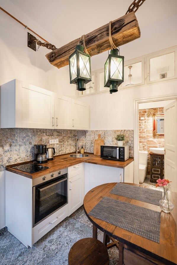 Private kitchen - King 's Residence: a two-bedroom masterpiece (Budapest)