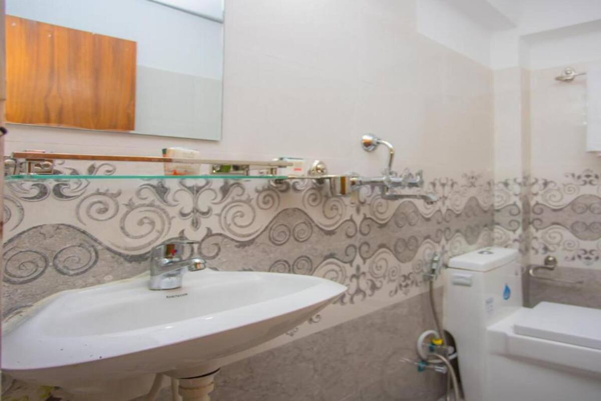 Une salle de bain avec un lavabo, des toilettes et une douche.
