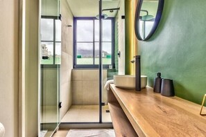 City-Apartment | Badezimmer | Dusche, Haartrockner, Handtücher