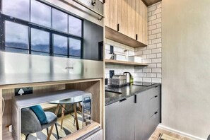 Apartamento urbano | Cozinha privada | Geladeira, micro-ondas, fogão, cooktop