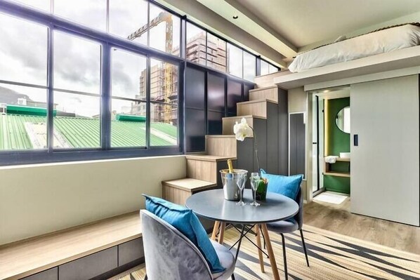 City-Apartment | Essbereich im Zimmer