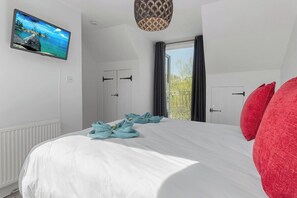 2 bedrooms, desk, iron/ironing board, WiFi