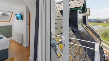 2 bedrooms, desk, iron/ironing board, WiFi