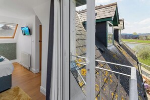 2 habitaciones, escritorio, tabla de planchar con plancha y wifi