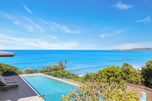 Osprey Luxury Clifftop Retreat with Ocean Views in Sapphire Beach