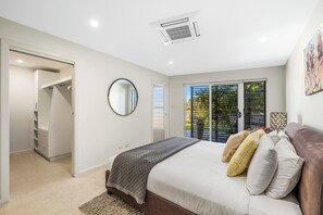 5 Schlafzimmer, Schreibtisch, Bügeleisen/Bügelbrett, kostenloses WLAN