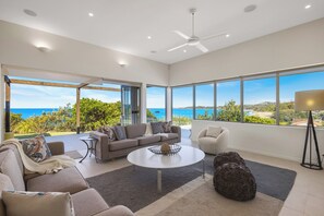 Smart-tv, böcker och kontor