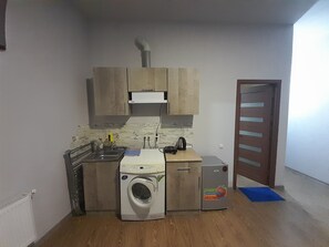 豪華開放式客房, 1 間臥室, 非吸煙房, 庭園景觀 | 私人廚房 | 小冰箱、爐台、咖啡機/沖茶器、電熱水壺