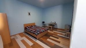 Une chambre à coucher avec un lit, un bureau et une chaise.