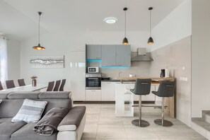 Fridge, microwave, oven, stovetop