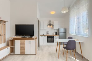 Kühlschrank, Ofen, Herdplatte, Wasserkocher mit Kaffee-/Teezubehör