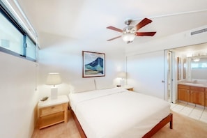Tabla de planchar con plancha, wifi gratis y ropa de cama 