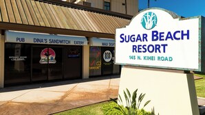 Schild für Sugar Beach Resort mit Blick auf den Strand, einer Bar, einem Sandwich-Restaurant und einem Bereich zum Schnorcheln.