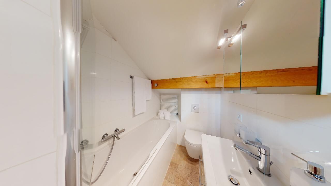Un baño moderno con bañera, inodoro y lavamanos.