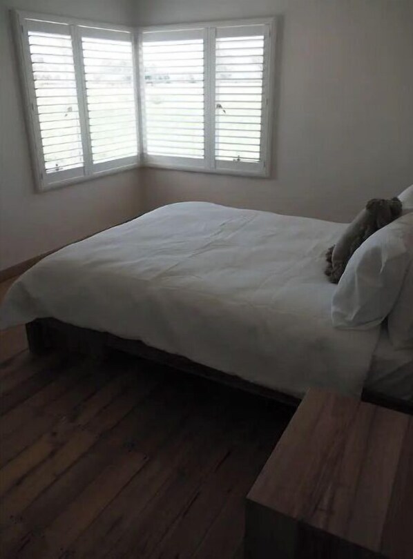 3 habitaciones, escritorio y tabla de planchar con plancha 