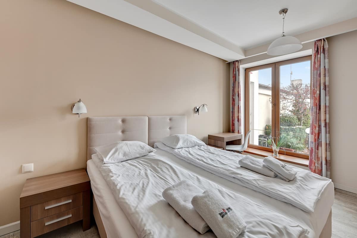Departamento superior, 2 habitaciones, baño privado, junto a la playa (Nautilus 4 os) | 1 habitación, decoración personalizada, muebles diferentes y escritorio