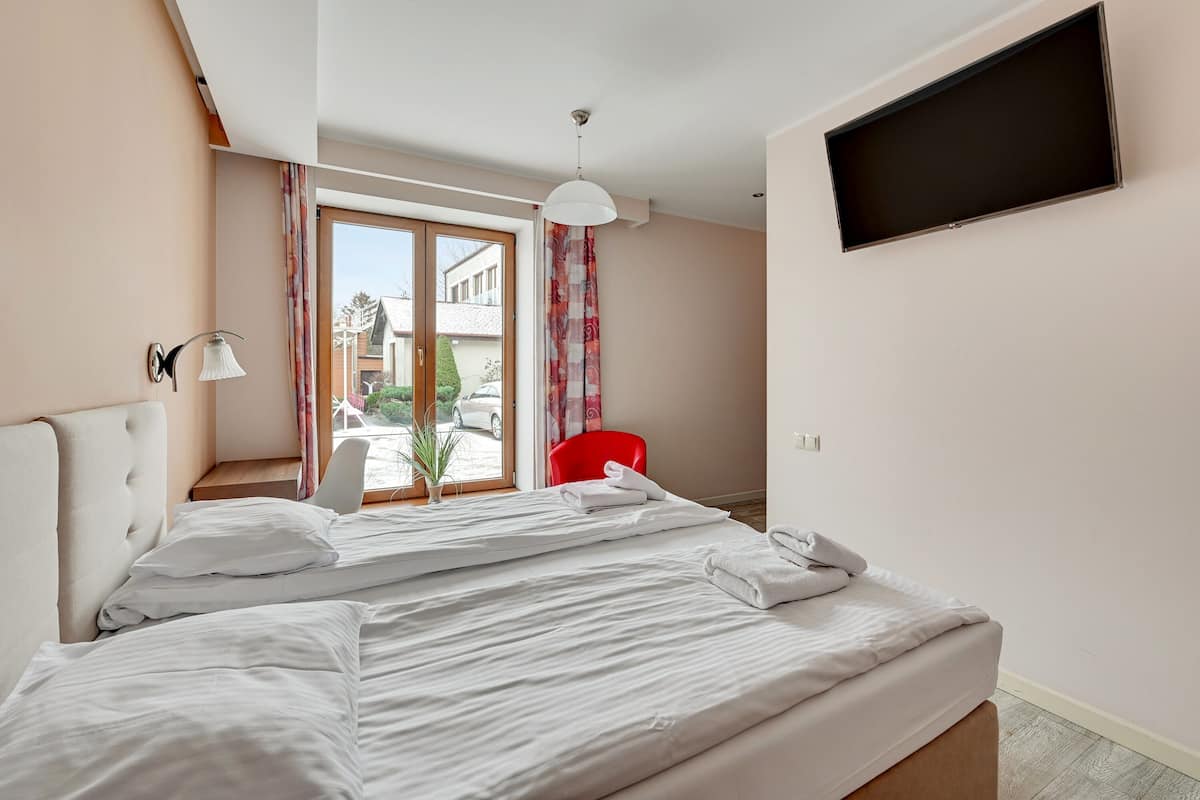 Suite estudio clásica, baño privado, junto a la playa (Nautilus 2 os) | 1 habitación, decoración personalizada, muebles diferentes y escritorio
