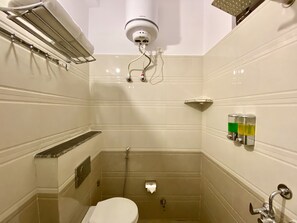 Dusch, regndusch, gratis toalettartiklar och hårtork