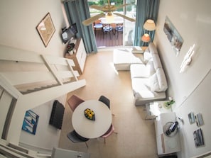 Télévision, lecteur de DVD, livres