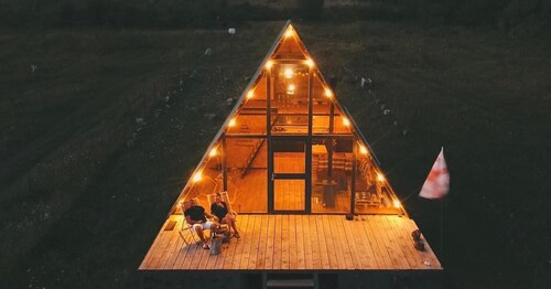 Cozy triangle house with lake view in 1 hour from Tbilisi