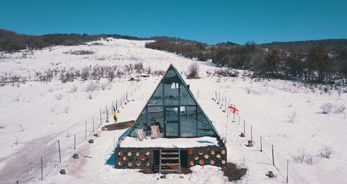 Cozy triangle house with lake view in 1 hour from Tbilisi