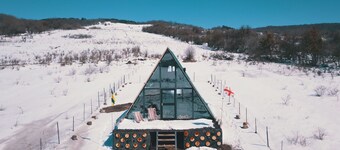 Cozy triangle house with lake view in 1 hour from Tbilisi