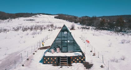 Cozy triangle house with lake view in 1 hour from Tbilisi