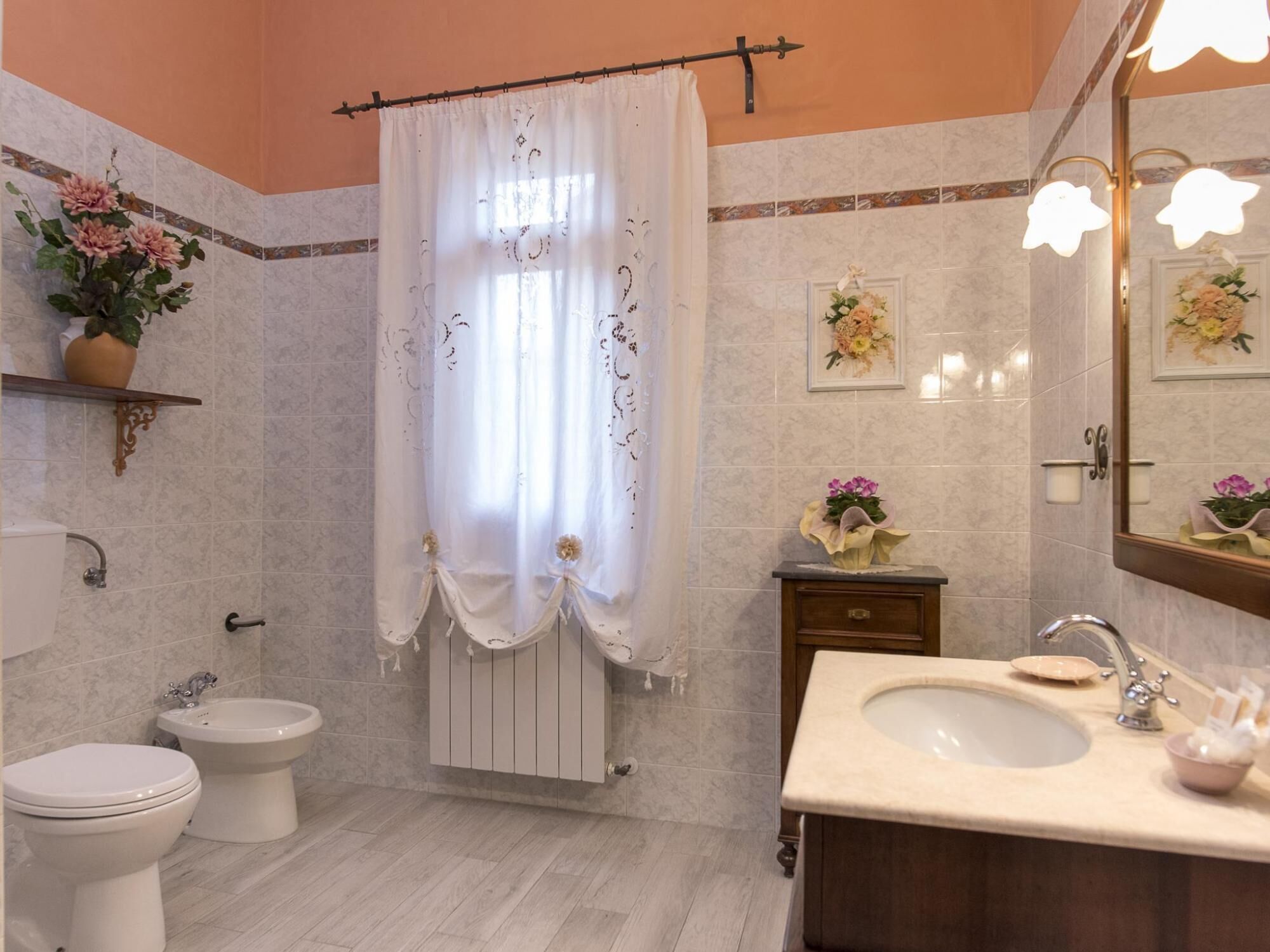 Ein Badezimmer mit Toilette, Bidet, Badewanne und Waschbecken.