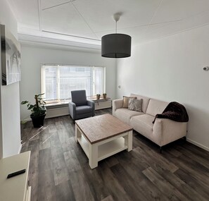 Comfort-huoneisto, 1 makuuhuone, tupakointi kielletty | Oleskelualue | 20–tuumainen LCD-televisio, jossa kaapelikanavat