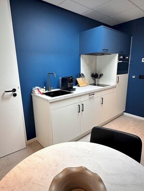 Deluxe Studio Suite, 1 Bedroom, Non Smoking, Garden Area | Private kitchen | Full-size fridge, microwave, oven, stovetop