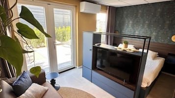 Deluxe Studio Suite, 1 Bedroom, Non Smoking, Garden Area | 1 bedroom, in-room safe, individually decorated, individually furnished