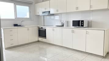 Appartamento Luxury | Cucina privata | Frigorifero con congelatore, microonde, forno, piano cottura