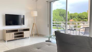 Luxe appartement | Woonruimte | Een 43-inch smart-tv met digitale zenders en een televisie