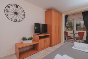Tabla de planchar con plancha, wifi y ropa de cama 