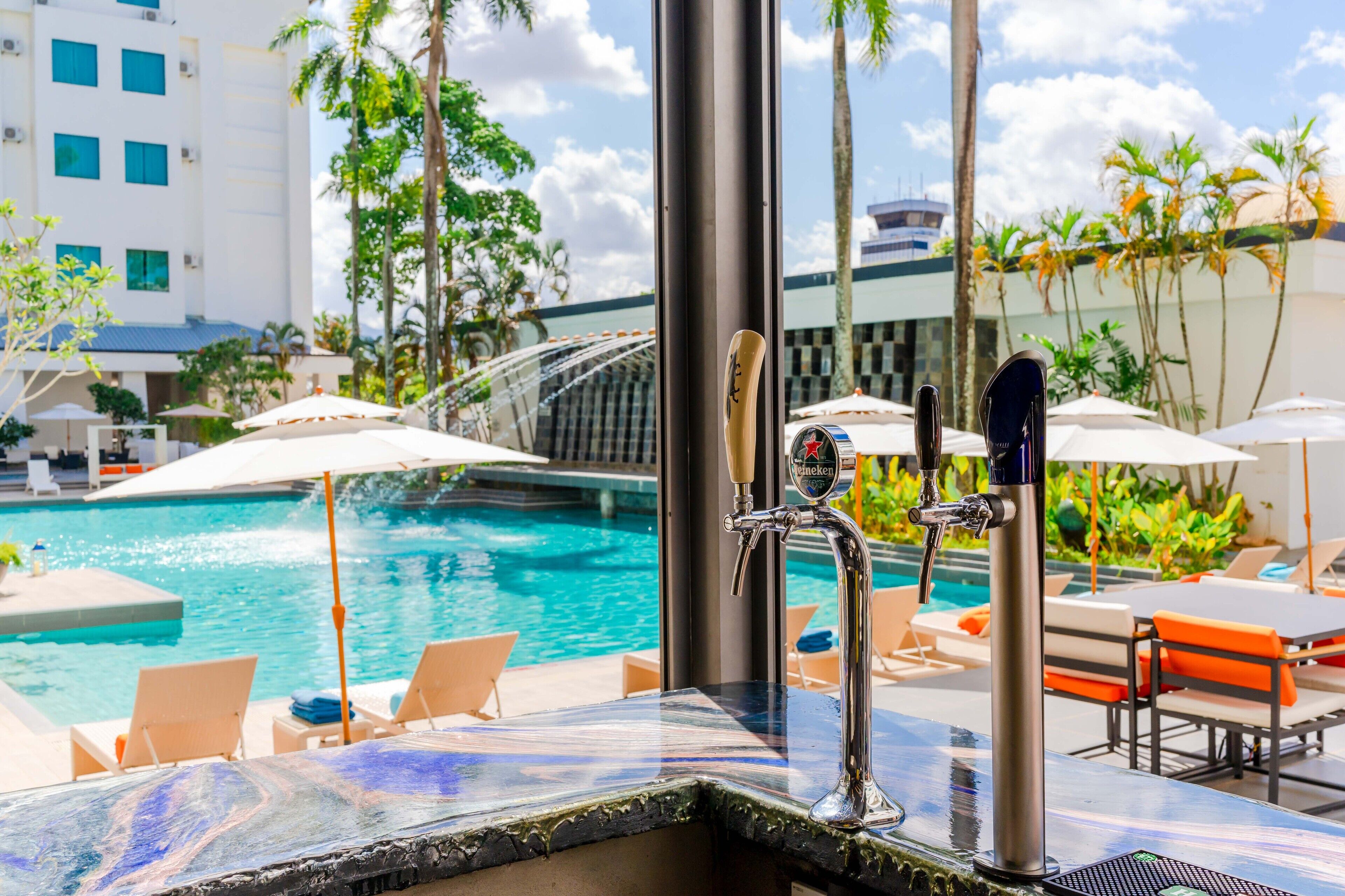 Bar en bord de piscine