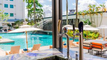 Bar junto a la piscina