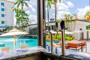 室外游泳池，07:00 至 23:00 开放，池畔遮阳伞，日光浴躺椅