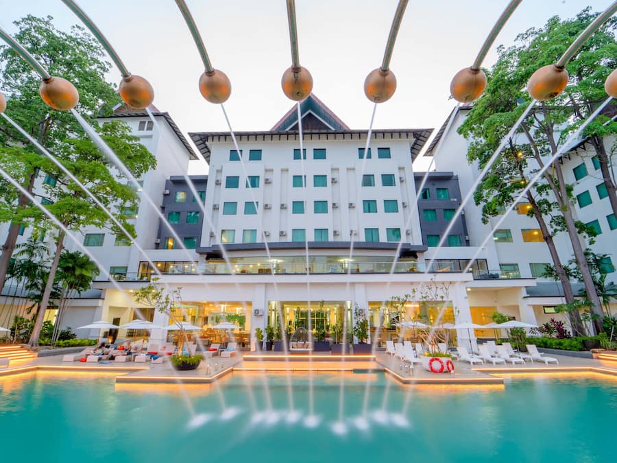 Utendørsbasseng, bassengparasoller og solsenger