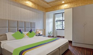 Premium kamer | Een bureau, een strijkplank/strijkijzer, beddengoed