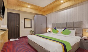 Standaard kamer | Een bureau, een strijkplank/strijkijzer, beddengoed