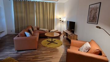 Fernseher, Bücher, Stereoanlage