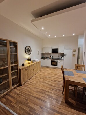 ثلاجة، فرن، موقد طهي مسطح، غسالة أطباق