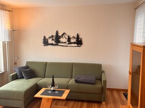 TV, DVD player, books, stereo