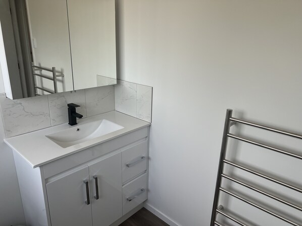 Ducha, secador de pelo, toallas, papel higiénico