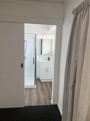 Ducha, secador de pelo, toallas, papel higiénico