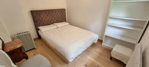 5 habitaciones, escritorio y tabla de planchar con plancha 