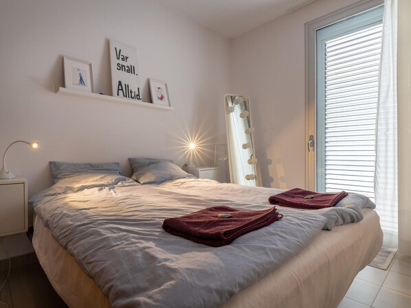 4 bedrooms, free WiFi, bed sheets - Beachside Penthouse: Pool, A/C, Wi-Fi, Parking (Torredembarra)